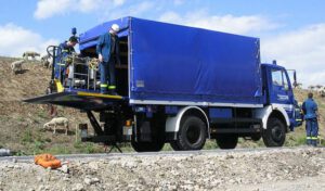 640px-LKW Ladebordwand WP-593×348