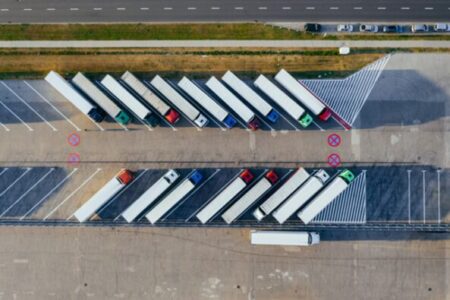 Verkehrsrecht: Was hat es mit der Frist zum Nachrüsten von Abbiegeassistenten für Lkw auf sich?