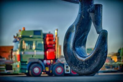 Schwertransport mit übergroßer Industrieanlage auf Tieflader, Schwerlasttransport einer Windkraftanlagen-Komponente, Großraumtransport auf deutscher Autobahn mit Begleitfahrzeug, Spezialtransport mit Schwerlast-LKW und Überbreite, Transport einer Baumaschine auf einem Schwertransporter, Genehmigungspflichtiger Schwertransport mit BF3-Begleitfahrzeug, Schwertransport einer Industrieanlage durch eine Spedition, Tieflader transportiert übergroße Maschinenkomponente, Sondertransport mit Schwerlast-LKW im Straßenverkehr, Schwertransport in der Logistik mit professioneller Routenplanung