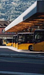Reisebus eines Busunternehmens auf Bustour in Berlin