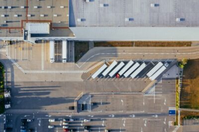 IoT Sensoren im Logistikzentrum, RFID im Lager, KI analysiert Lieferkette, Digital Twin eines Logistikzentrums, 5G vernetzter Lkw, Edge Computing in der Logistik, Smart Warehousing mit Robotern, Echtzeit Tracking von Sendungen