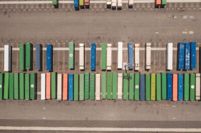 Luftaufnahme eines Terminals mit nebeneinander abgestellten Containern und Wechselbrücken